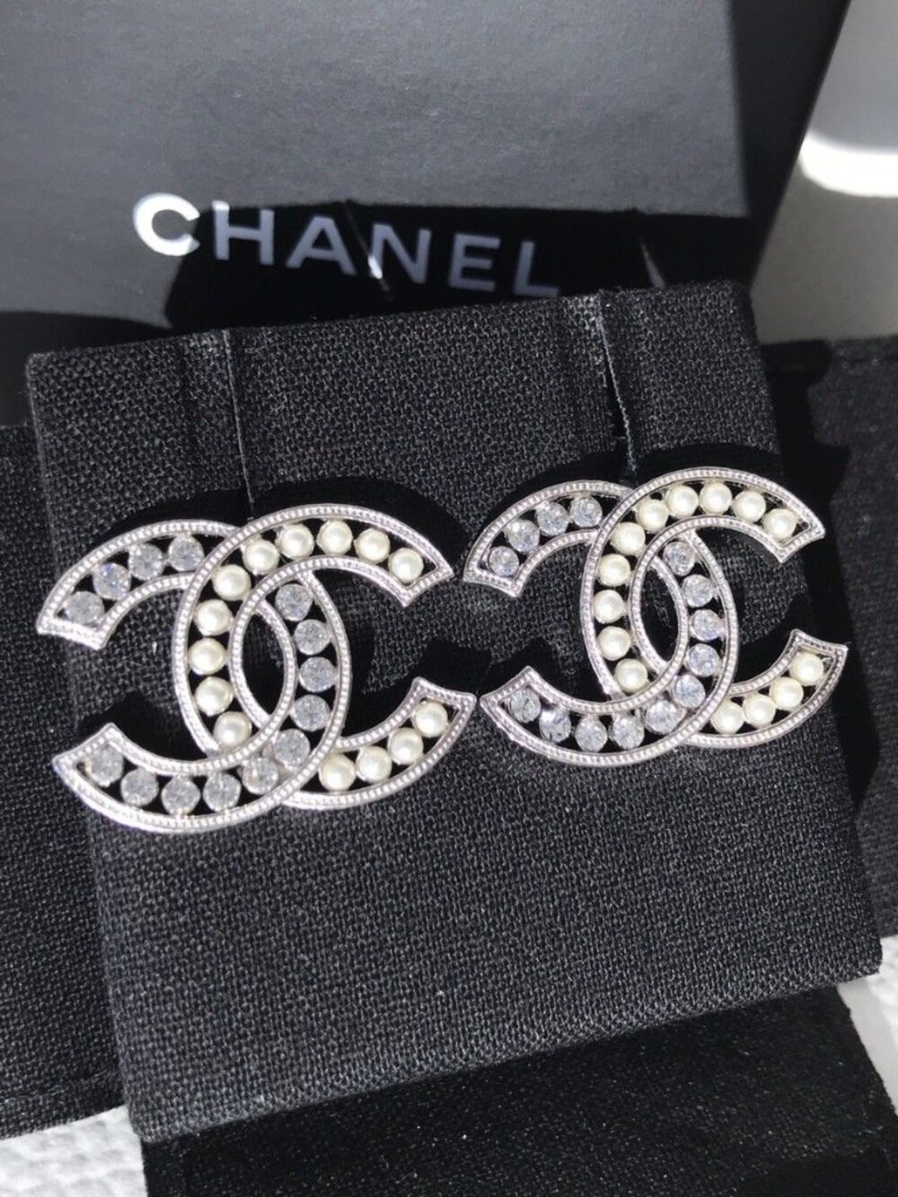 CHANEL 2018A CLASSIC SILVER TONE BIG CC LOGO CRYSTALS AND PEARLS STUDS EARRINGS